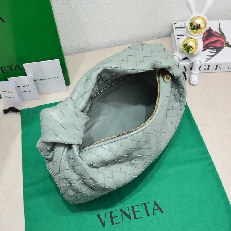 Batch 1460 BV Bottega Veneta 2022 Early Spring New Ladies Medium JODIE Handbag BV Bag 🔥The new method is to round the corners on the original basis and knot the round hobo bag with classic woven leather. The most iconic triangular pull-out design, using sheepskin draped soft shape, is super suitable for concave shapes~ Jodie feels really gentle to people, and is definitely the best item for daily matching. It has the same weave, new elements and twists, and is versatile. It is the new favorite of street style Internet celebrities! Size: 36*21*13 Model: 6697